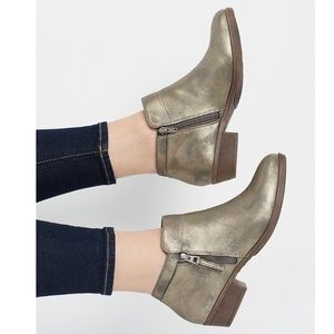 NWT Maurices Cleo Shimmer Women’s Vegan Silver Gray Heeled Ankle Bootie